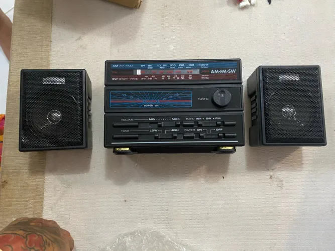 rádio portátil vintage com sintonizador AM, FM e SW (Onda Curta)