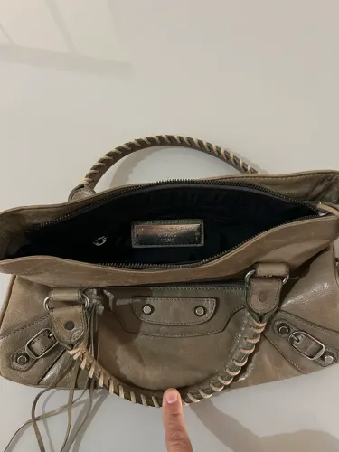 Bolsa estilo Balenciaga.