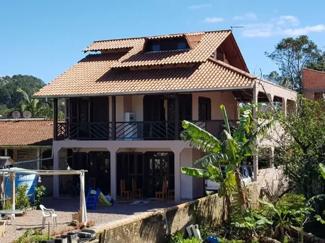 LOCAÇÃO ANUAL: SOBRADO TRIPLEX DE 4 QUARTOS E 3 BANHEIROS