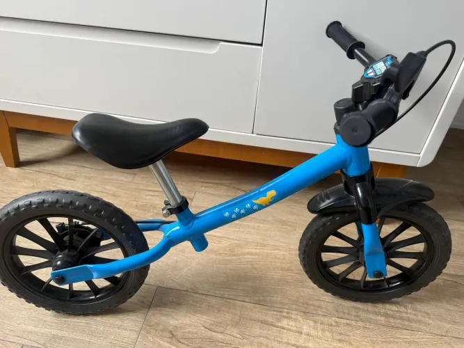 Bicicleta de equilíbrio azul