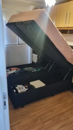 CAMA QUEEN COM BAÚ + CABECEIRA ESTOFADA - PRETA - COMPRAMOS NA LOJA SANTO SONHO COLCHÃO