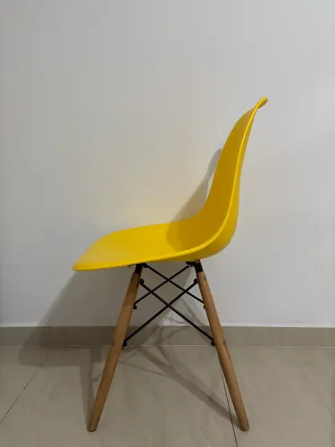 Cadeira Charles Eames Eiffel Amarela