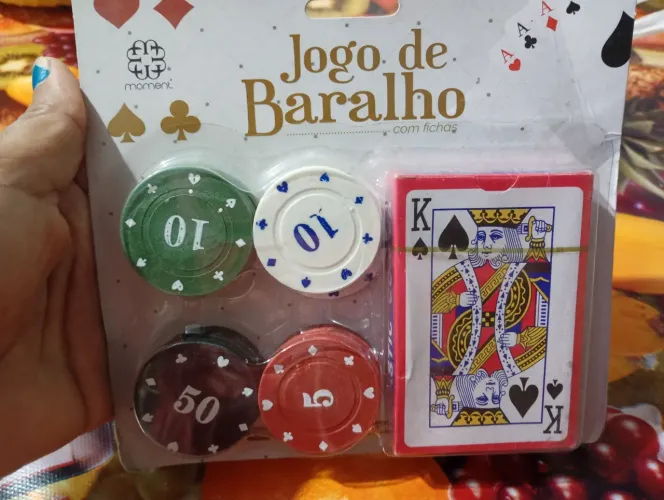 Fichas com 1 jogo de cartas de baralho 