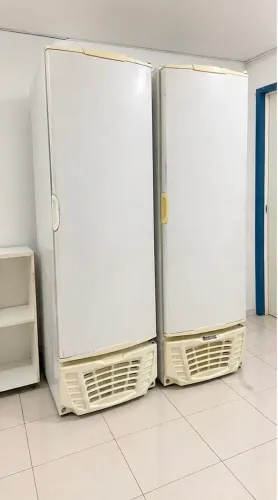 Freezer Vertical Comercial Grande (aprox. 500L) - Funcionando