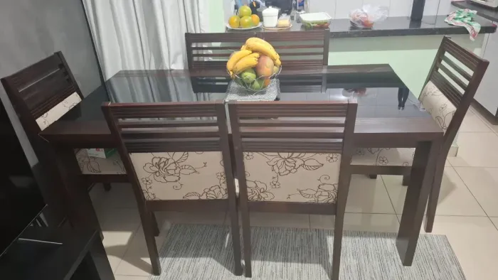 mesa de jantar e cadeiras