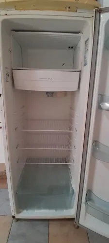 Vende-se essa geladeira.