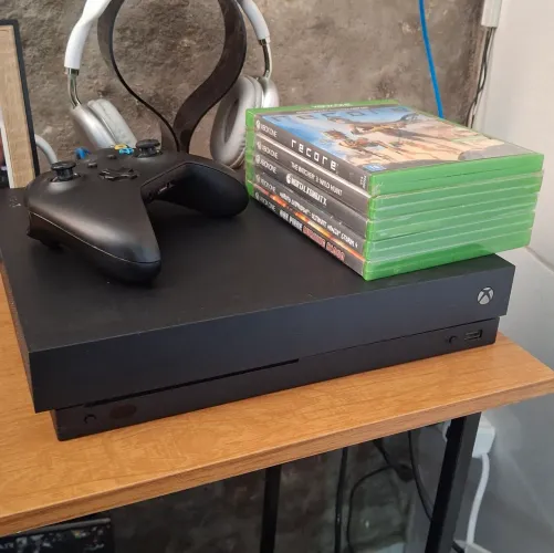 XBOX ONE X 1tb + JOGOS! Aceito trocas.