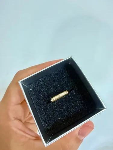 Meia aliança com brilhantes ?