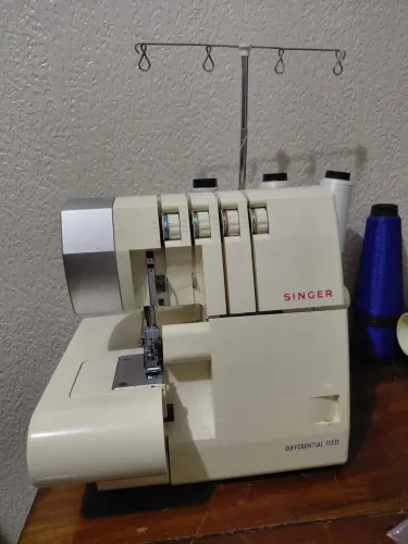 Máquina de costura Overlock 
