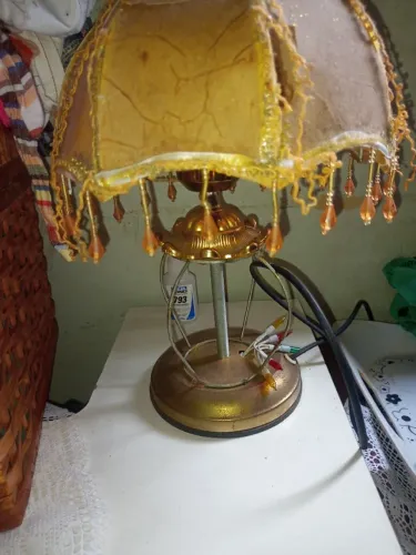Abajour estilo vitoriano antiguidade so tem que ajustar o fio ,ele liga mais demora....