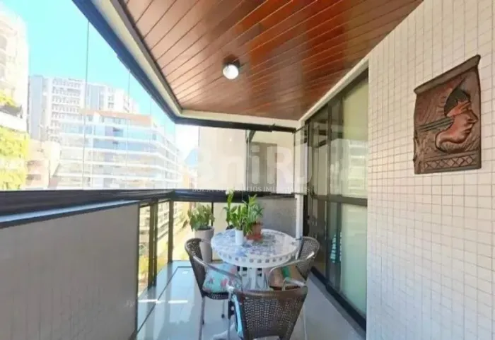 BANDEIRA DE MELLO VENDE NO LEBLON APARTAMENTO COM VARANDÃO SALÃO COM TETO REBAIXADO TRÊS Q