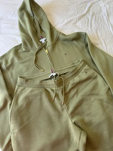 Conjunto Tommy Hilfiger Moletom + Calça Verde Militar | Novo