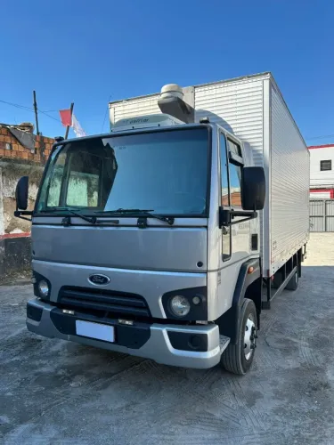 FORD CARGO 816 - 2016 - PNEUS E BAÚ SEMI NOVO