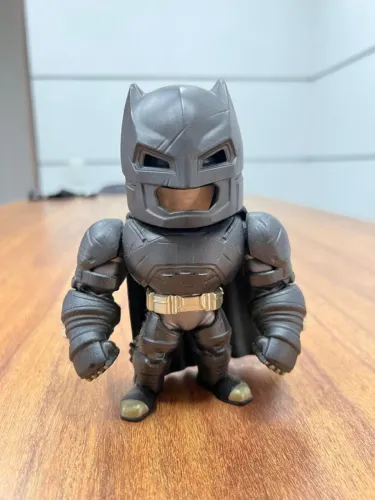 Figura Colecionável Batman BvS (Batman v Superman) - Capacete Removível + Peças Extras