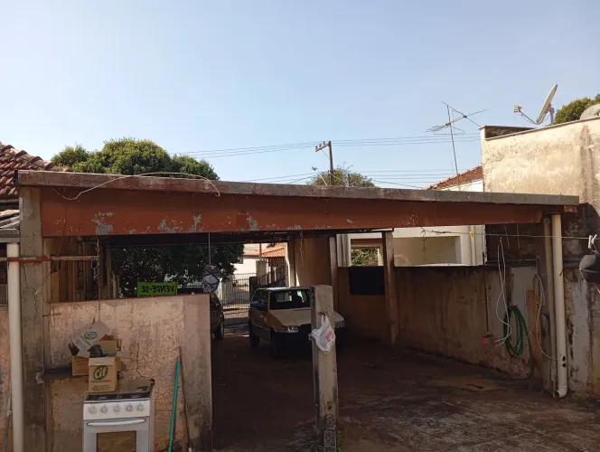 Estrutura de ferragem e cobertura de zinco e ferro