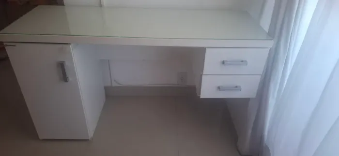 Escrivaninha tampo de vidro pouco uso