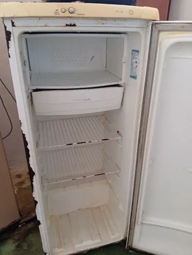 Geladeira funcionando perfeitamente, retirar no local