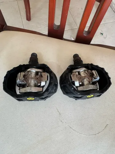 pedais de encaixe para bicicleta (clip) do modelo Shimano PD-M424.