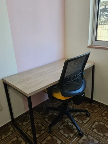 Mesa de Escritório industrial e Cadeira FlexForm