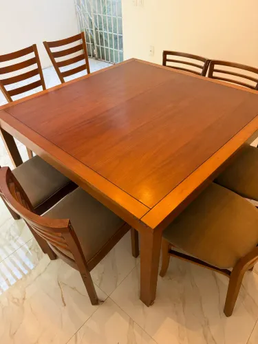 Mesa de Jantar Tok&Stok Linha Armazém | Madeira Maciça | 8 Lugares | 1,45 x 1,45 m