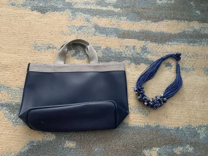 Bolsa Azul Marinho com Colar de Pedras Azuis