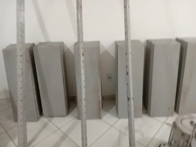 Estante de aço