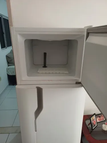 Vendo uma geladeira esmaltec semi nova na cor branca em perfeito estado