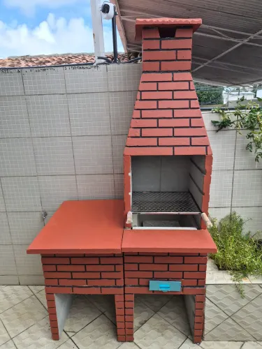 Churrasqueira média + balcão auxiliar