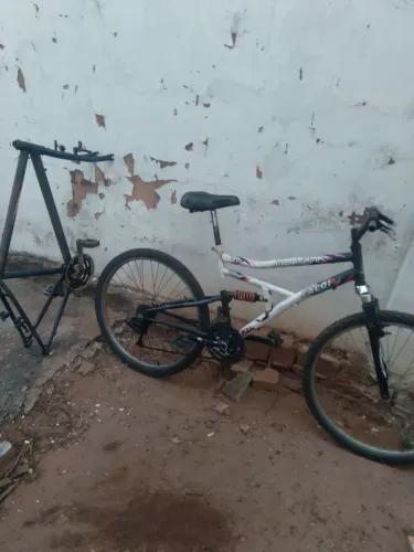 Bicicleta aro 26. Não entrego. O quadro azul vai junto.