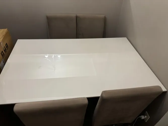 Conjunto Mesa de Jantar + 4 cadeiras estofadas - Excelente estado