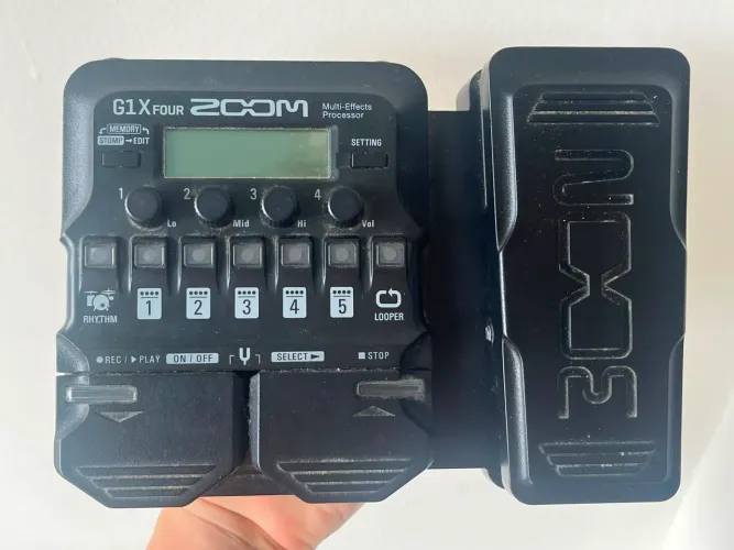Pedaleira ZOOM G1X FOUR e fonte