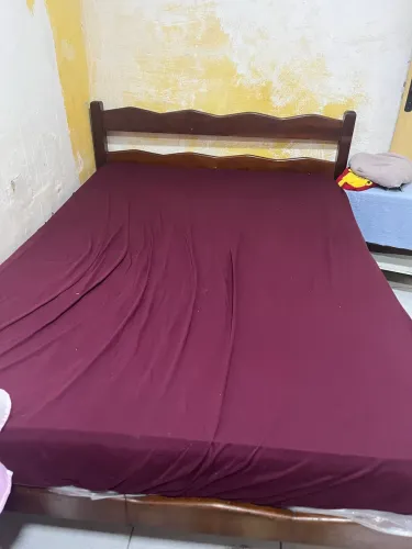 Cama de casal de maracatiara com colchão 