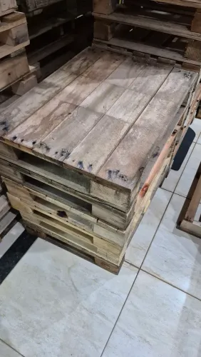 Pallets seminovos medida 0.80 por 0.60 centímetros, madeira eucalipto, entregamos.
