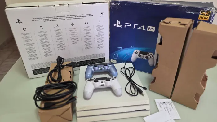 PS4 PRO 1TB + 2 jogos + 2 controles