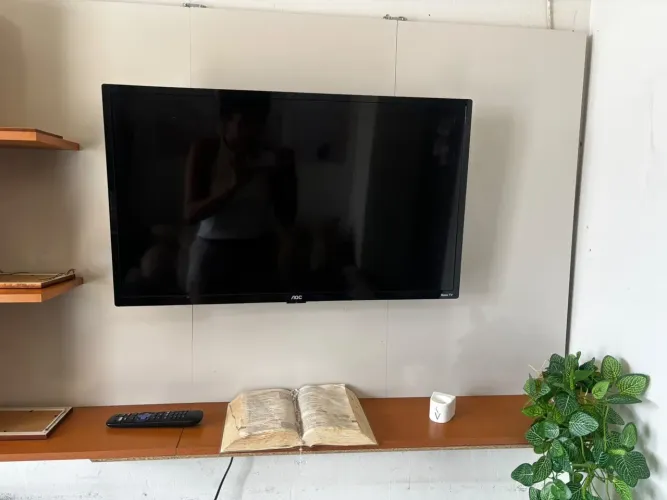 Vende-se TV AOC Roku 43". Bem conversada motivo de venda estarei me mudando