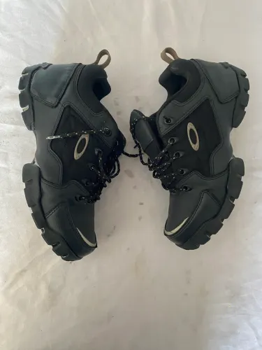 Bota Oakley