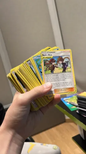90 cartas de pokemon normais com borda amarela.