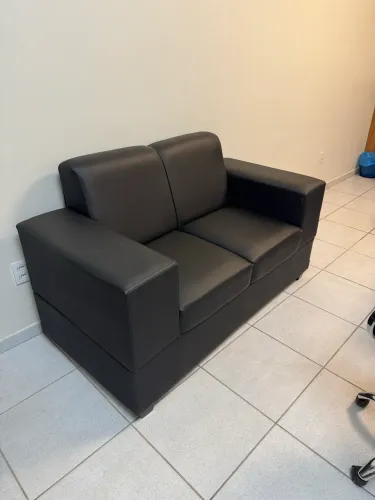 Sofá de 2 lugares courino preto