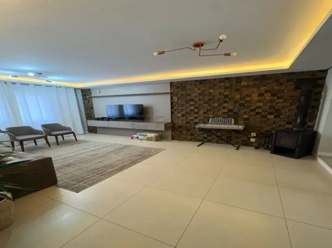 Sobrado à venda no centro de Pelotas. Uma casa ampla e bem distribuída, ideal para quem va
