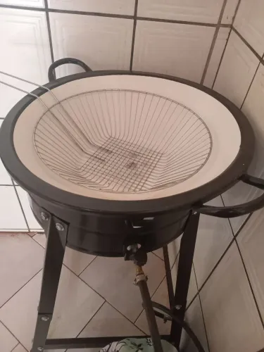 Vende-se fritadeira à gás 7 litros valor 450 reais...