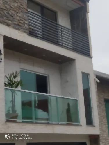 Aluga se 3 cômodos com Sacada