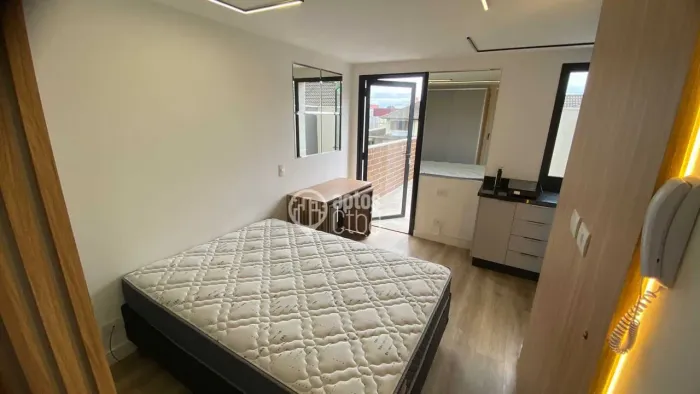Studio mobiliado com terraço para locação, Rebouças, Curitiba, PR