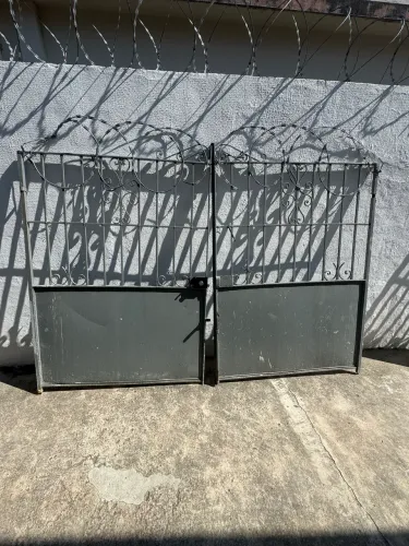 Vendo portão de ferro antigo.