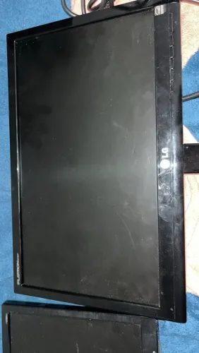 Vendo dois monitor usado um da LG outro da HP valor R$100