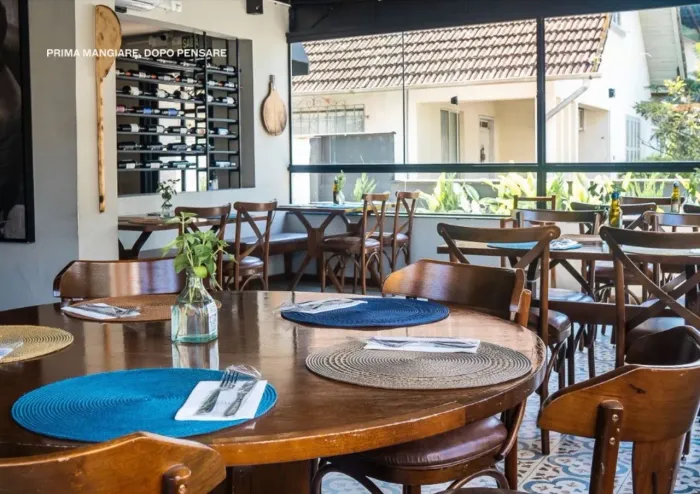 Cadeiras de madeira para restaurante - 130 reais cada - 63 unidades