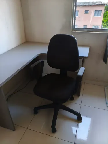 Escrivaninha com cadeira