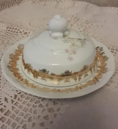 Mantegueira antiga em porcelana Schmidt, com detalhes florais e dourados 