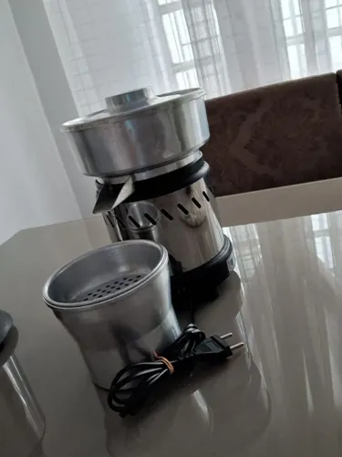 ESPREMEDOR DE FRUTAS INDUSTRIAL TRON INOX COM PRETO