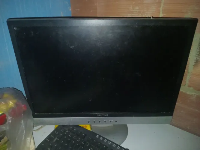 Monitor com teclado e CPU