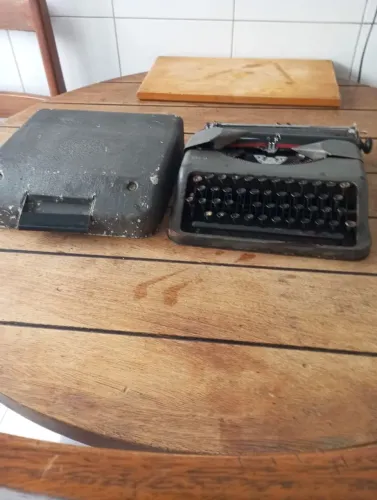 Máquina de escrever antiga Hermes 